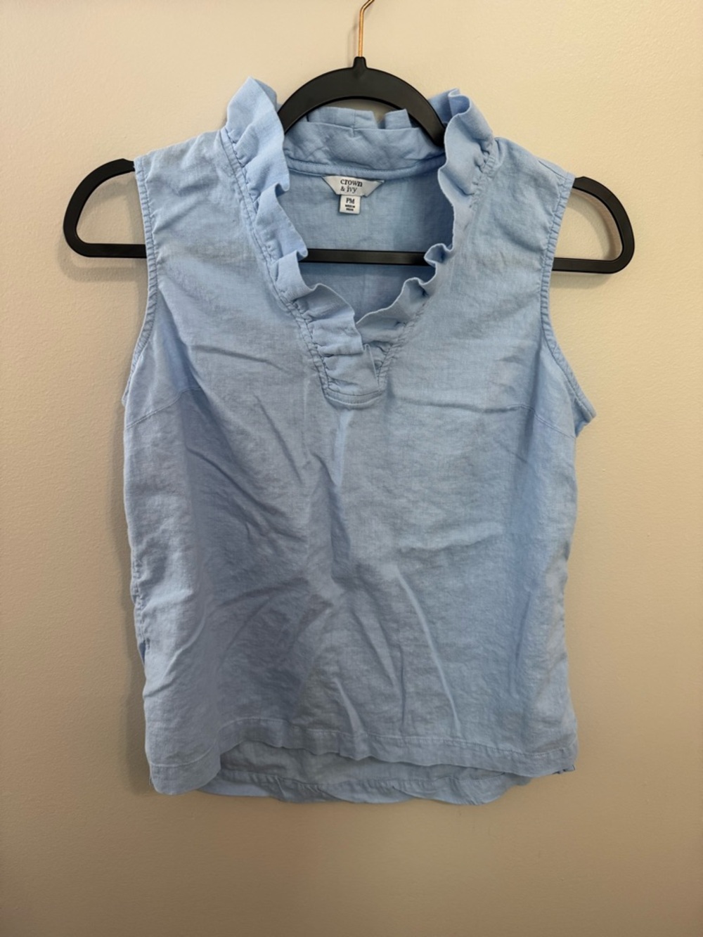 Crown & Ivy size Petite Medium Light Blue Ruffle V-Neck Sleeveless Top